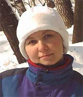 фото очаровательной Наташи на фоне снега и берез